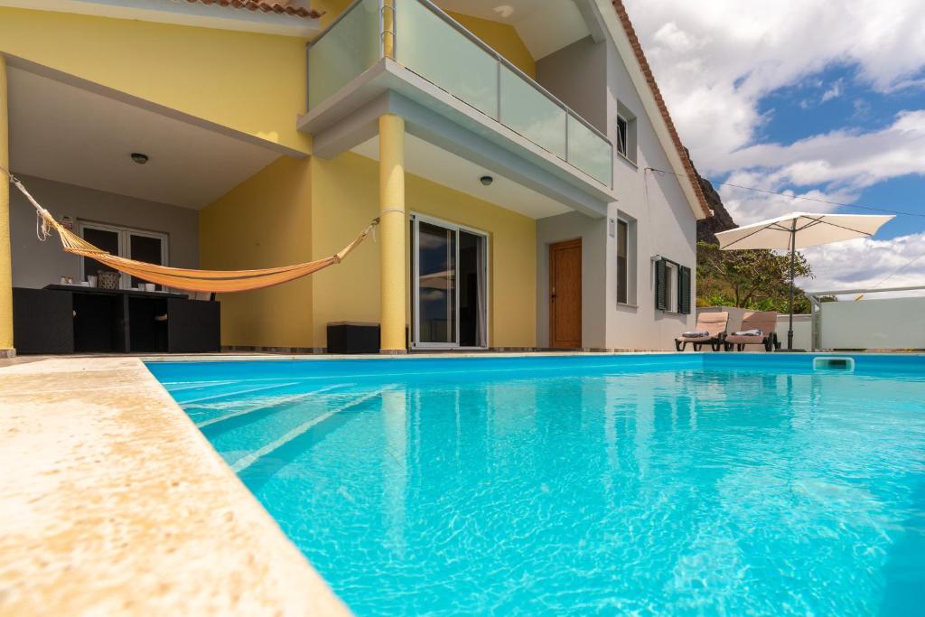 The Blue Pearl-Villa Paul swimming pool and house in Madeira